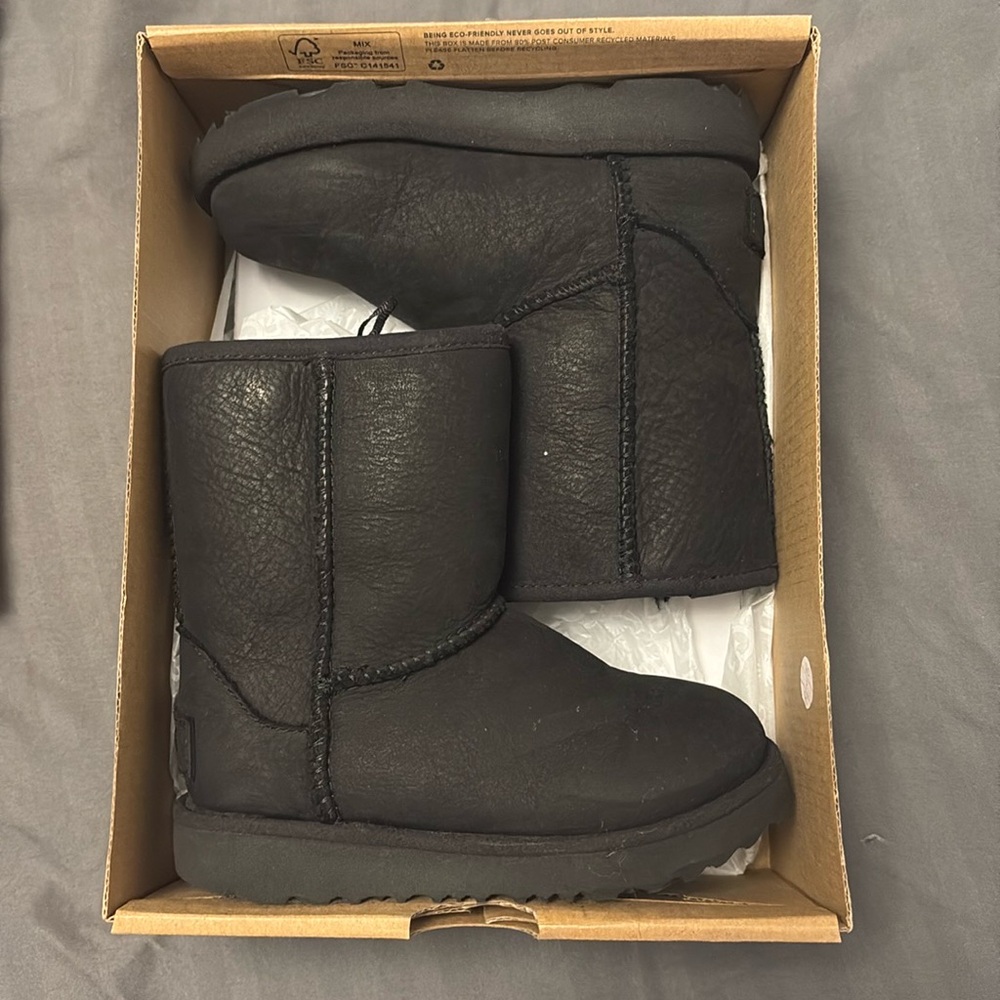 UGG toddler size 9 classic wear short black boots
